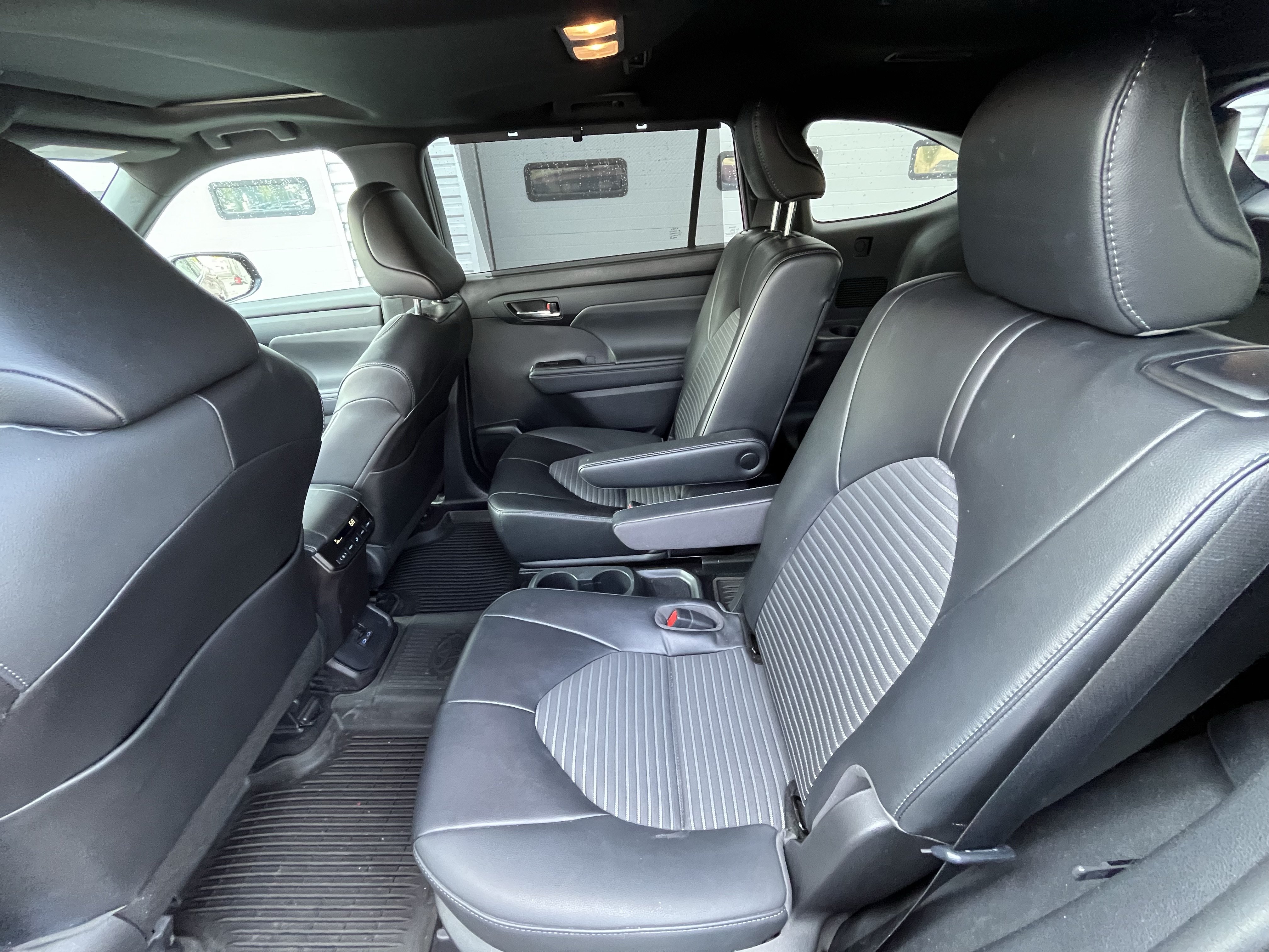 Used 2022 Toyota Highlander XSE FWD image 29
