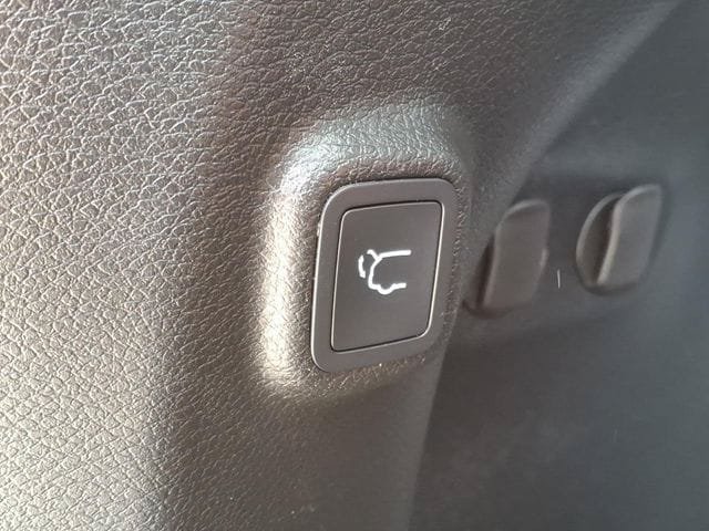 Used 2022 Jeep Cherokee Limited AWD/4WD image 16