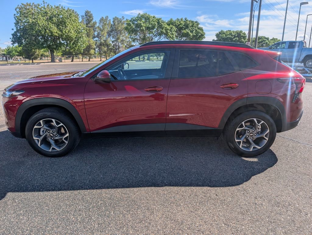 Certified 2025 Chevrolet Trax LT FWD image 2