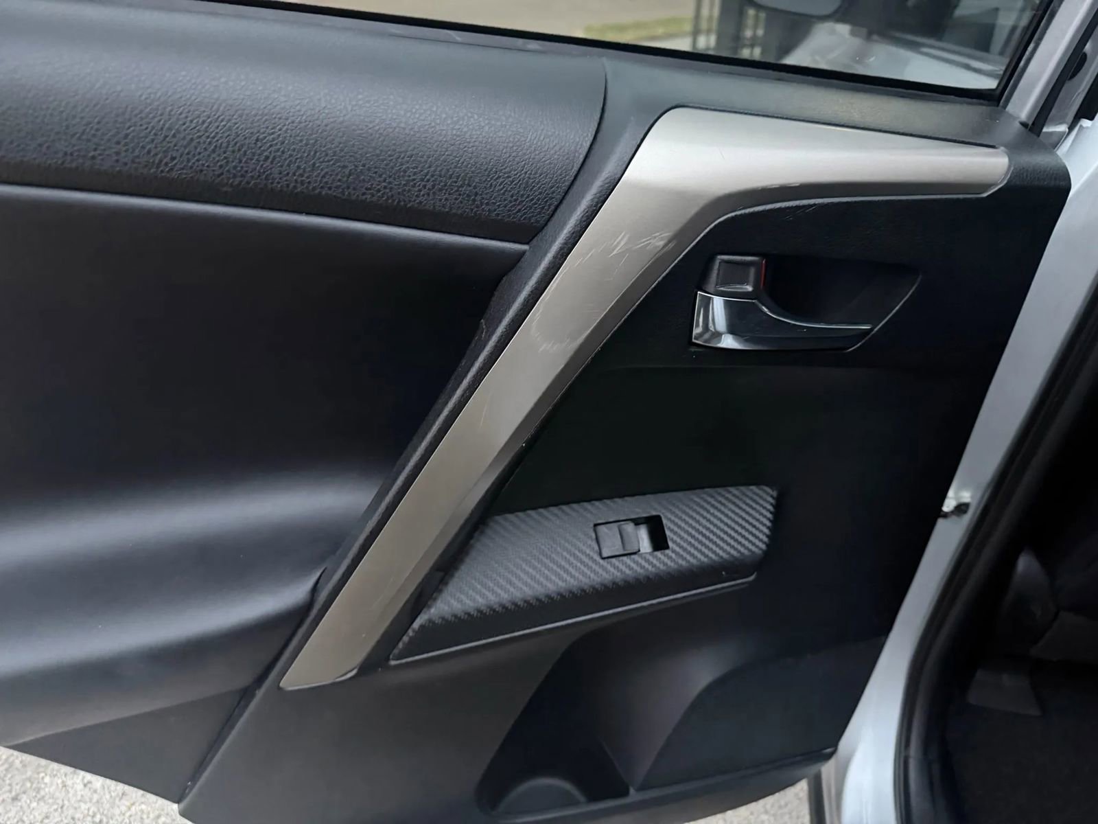 Used 2015 Toyota RAV4 Limited w/ Technology Package image 21