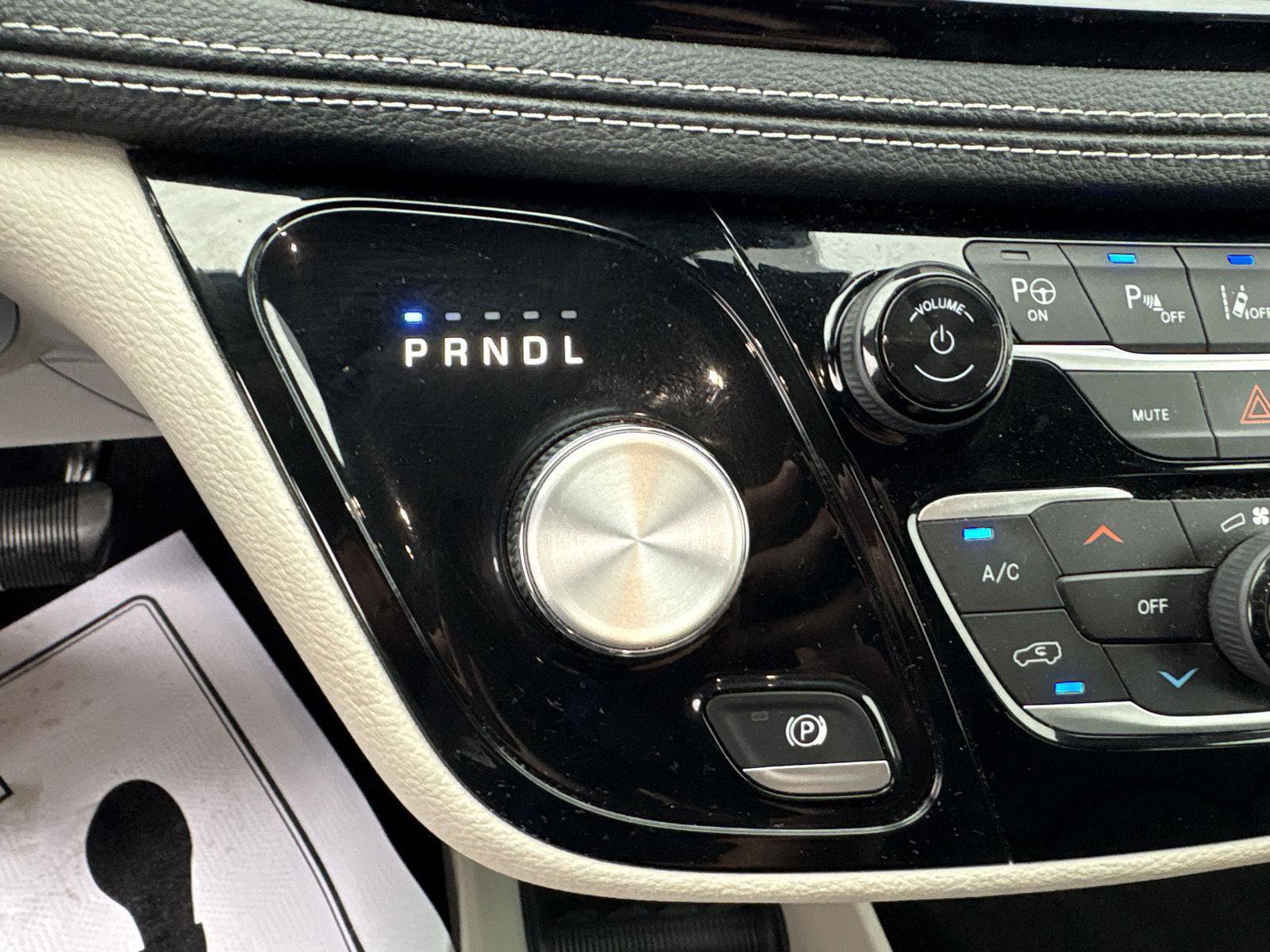 Used 2023 Chrysler Pacifica Touring-L FWD image 22