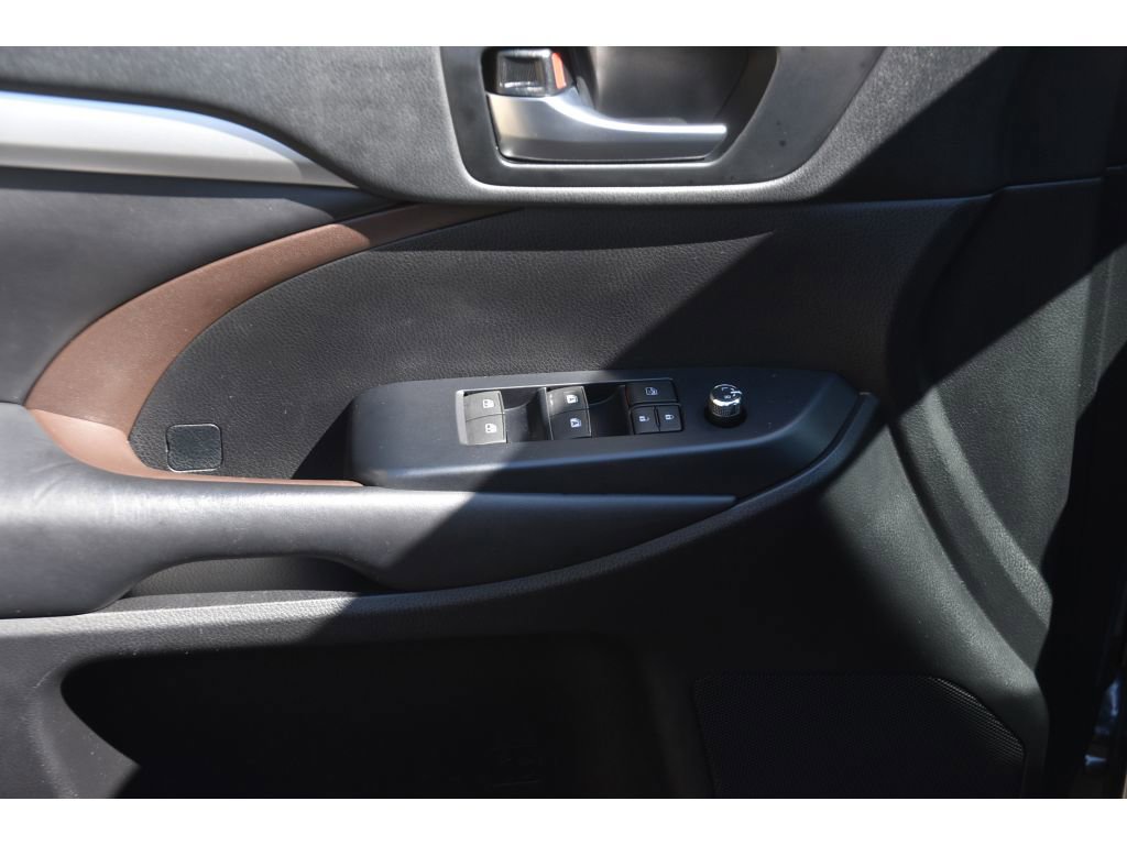 Used 2019 Toyota Highlander XLE AWD/4WD image 28