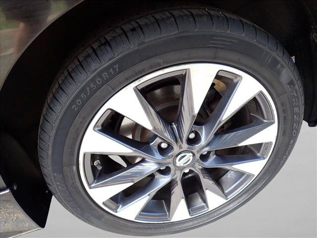 Used 2016 Nissan Sentra SR w/ SR Premium Package FWD image 7