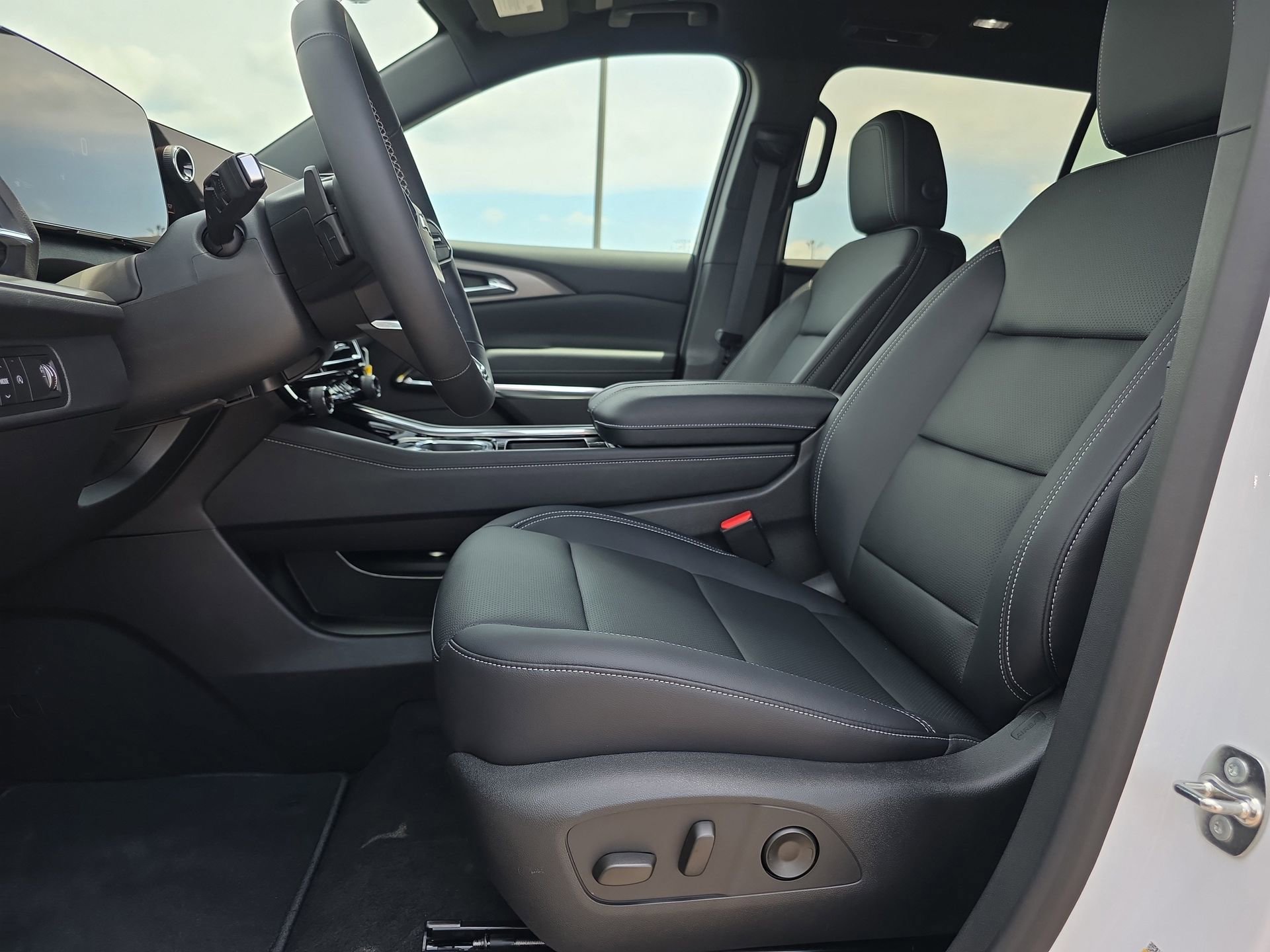 New 2026 Chevrolet Traverse LT w/ Sun and Wheel Package FWD image 10