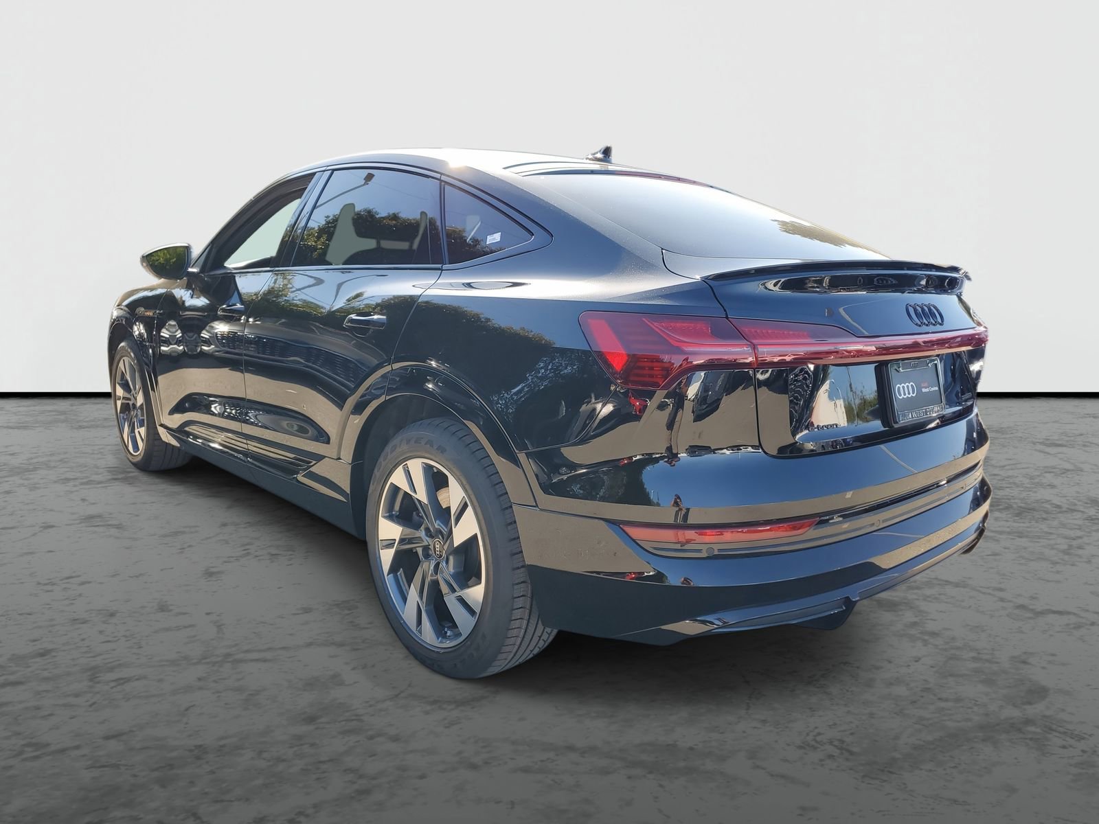 Used 2023 Audi e-tron Premium w/ Convenience Plus Package image 3