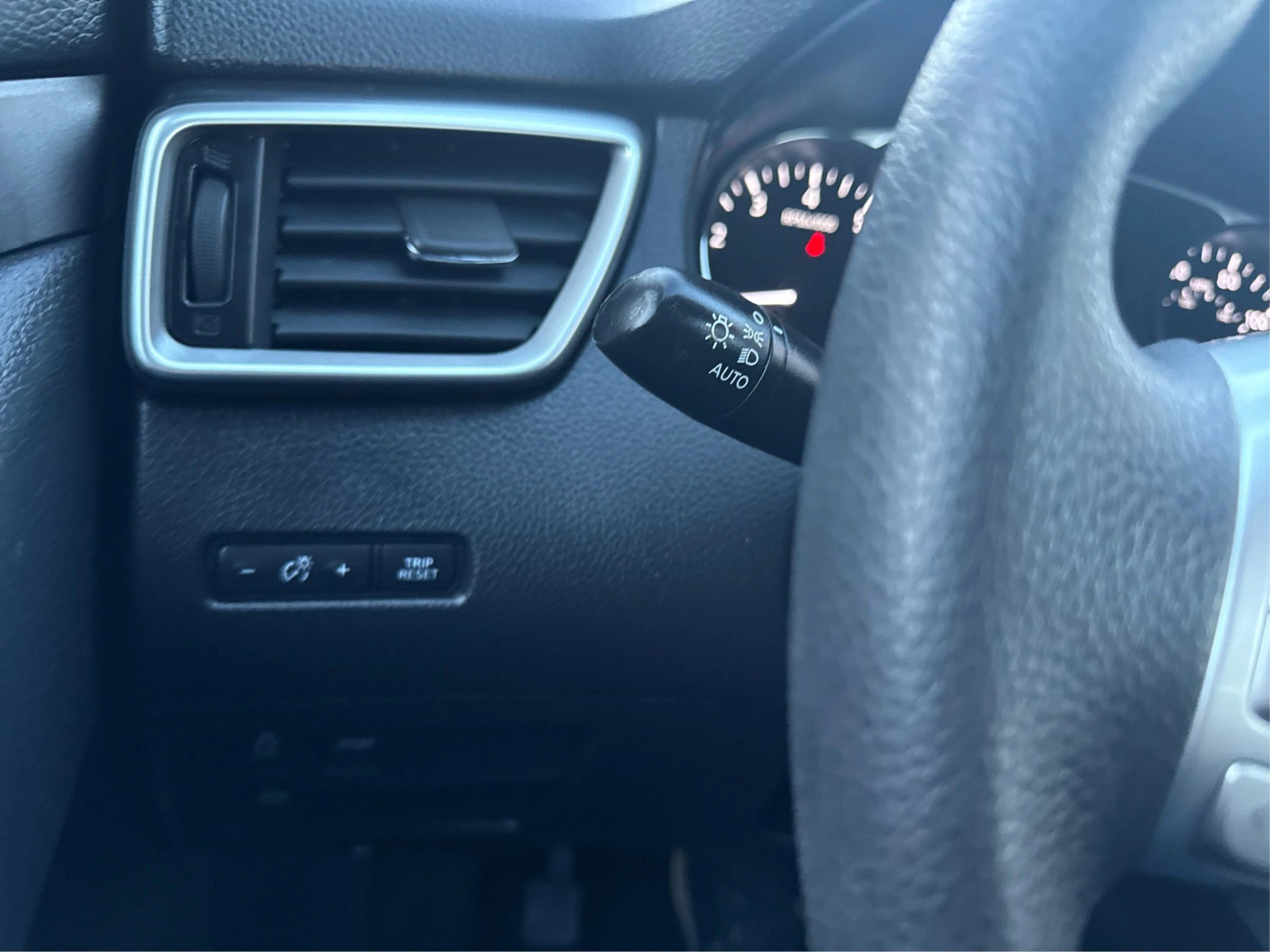Used 2015 Nissan Rogue SV image 24