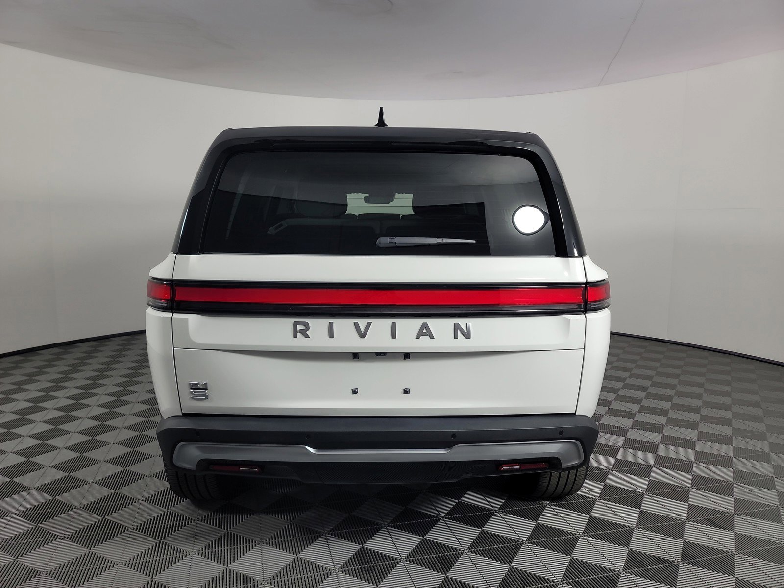 Used 2024 Rivian R1S Adventure AWD/4WD image 4