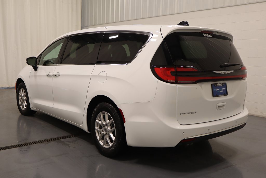 Used 2025 Chrysler Pacifica Select image 7