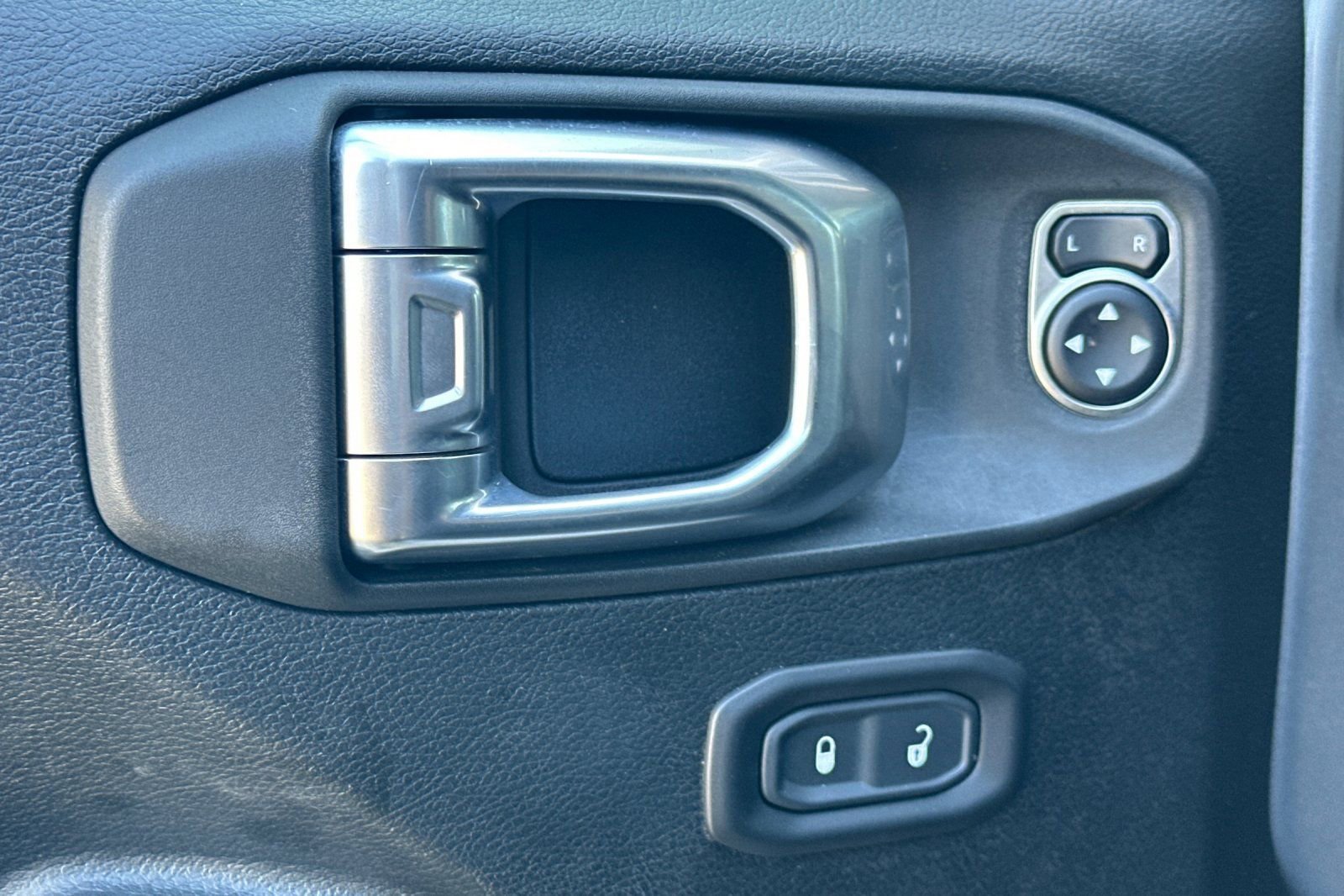 Used 2020 Jeep Wrangler Sport image 11