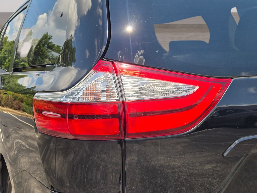 Used 2015 Toyota Sienna XLE w/ XLE Navigation Package FWD image 12