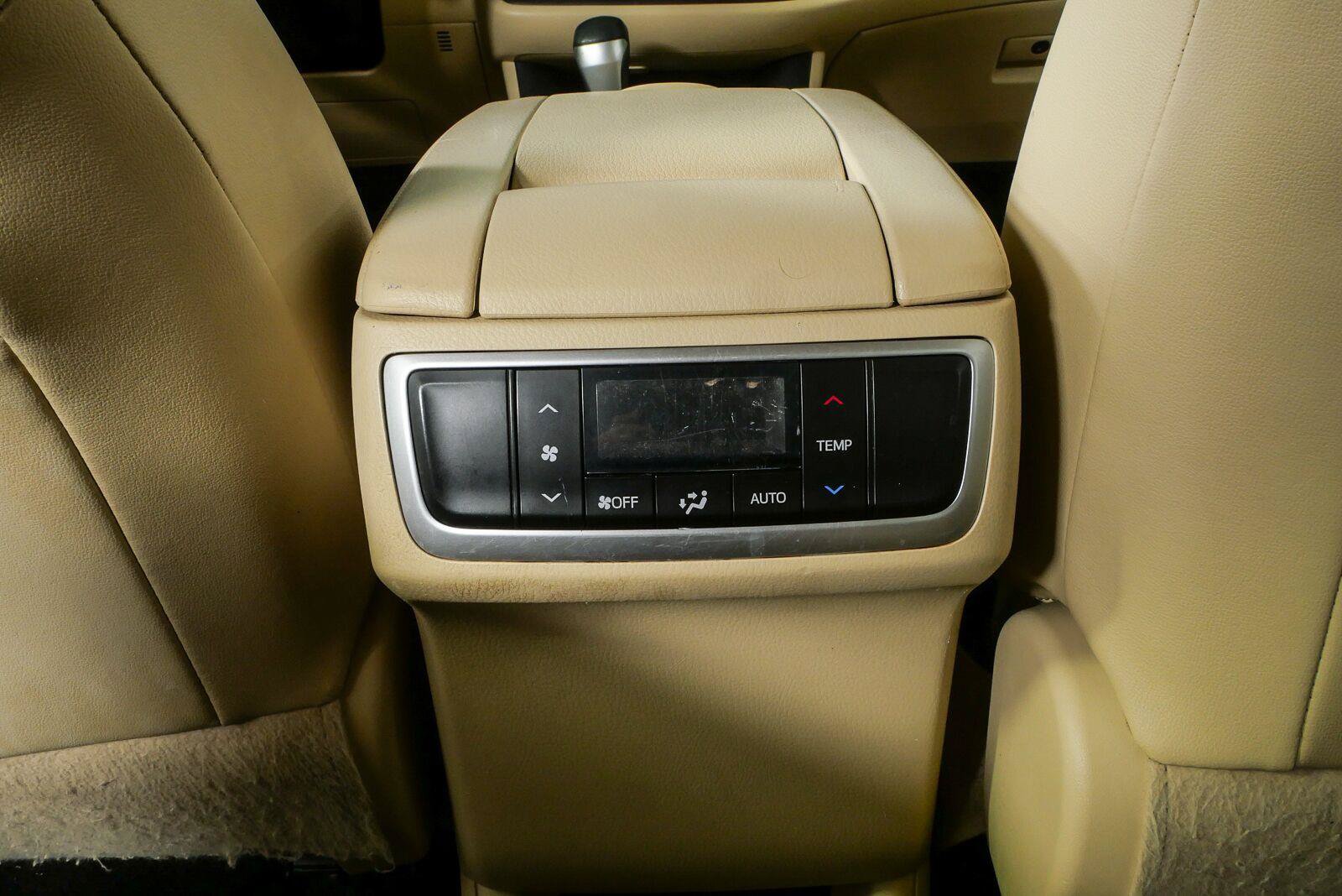 Used 2018 Toyota Highlander XLE FWD image 18