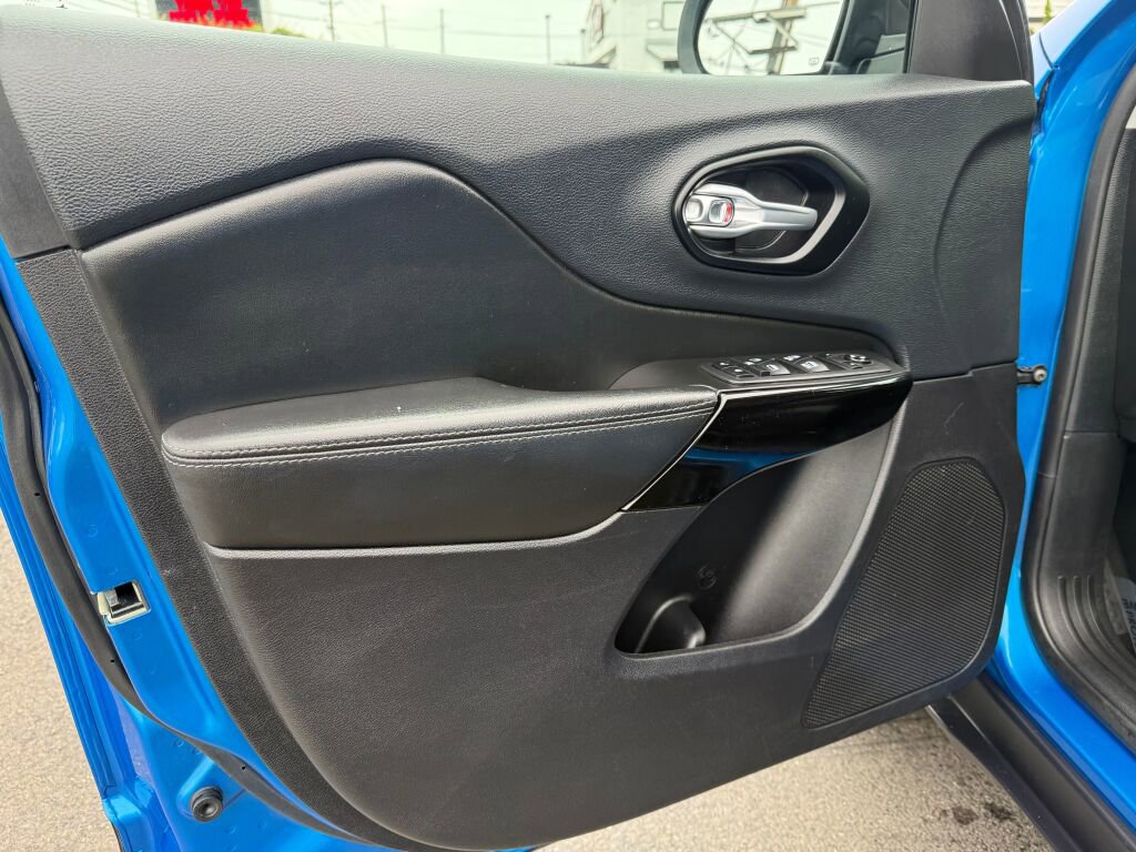 Used 2023 Jeep Cherokee Altitude Lux image 9