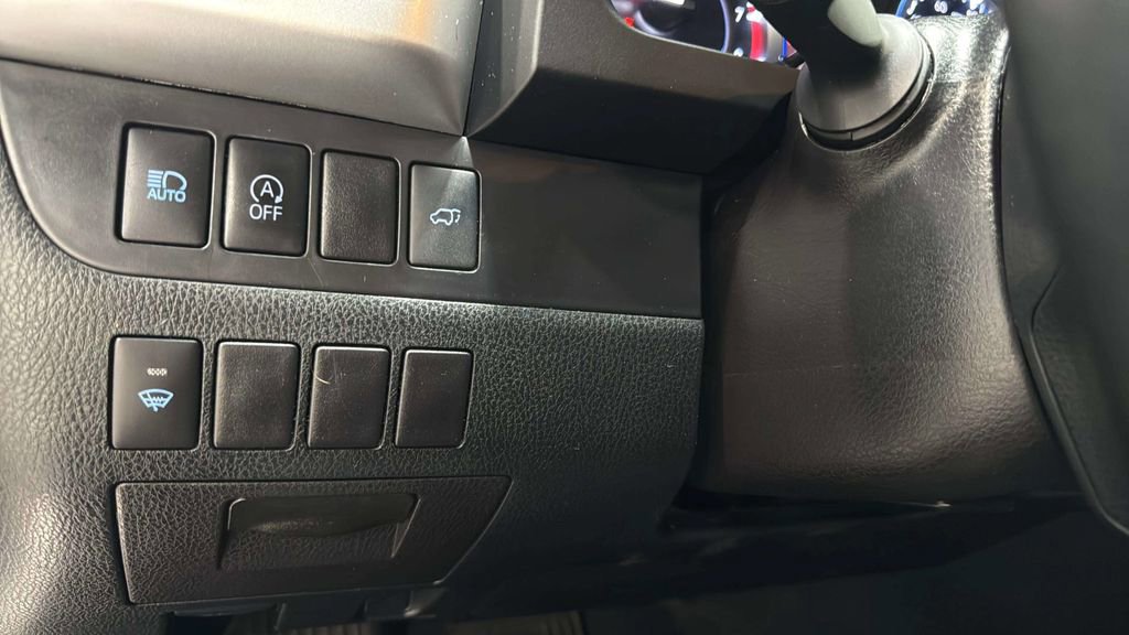 Used 2017 Toyota Highlander XLE AWD/4WD image 37