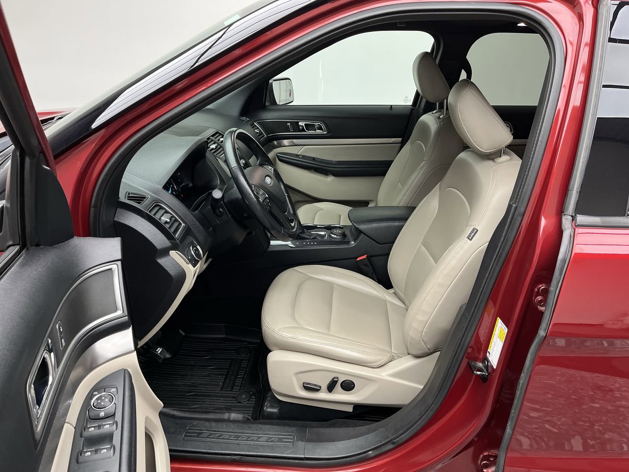Used 2019 Ford Explorer XLT w/ Equipment Group 202A AWD/4WD image 3