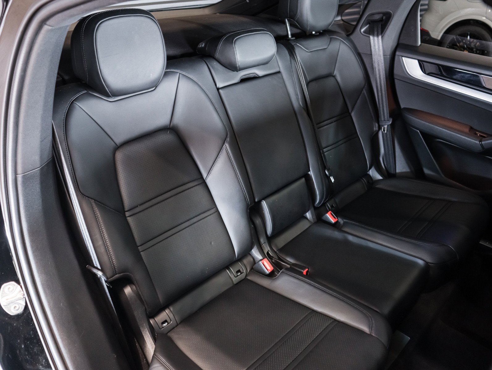 Used 2024 Porsche Cayenne Coupe AWD/4WD image 6