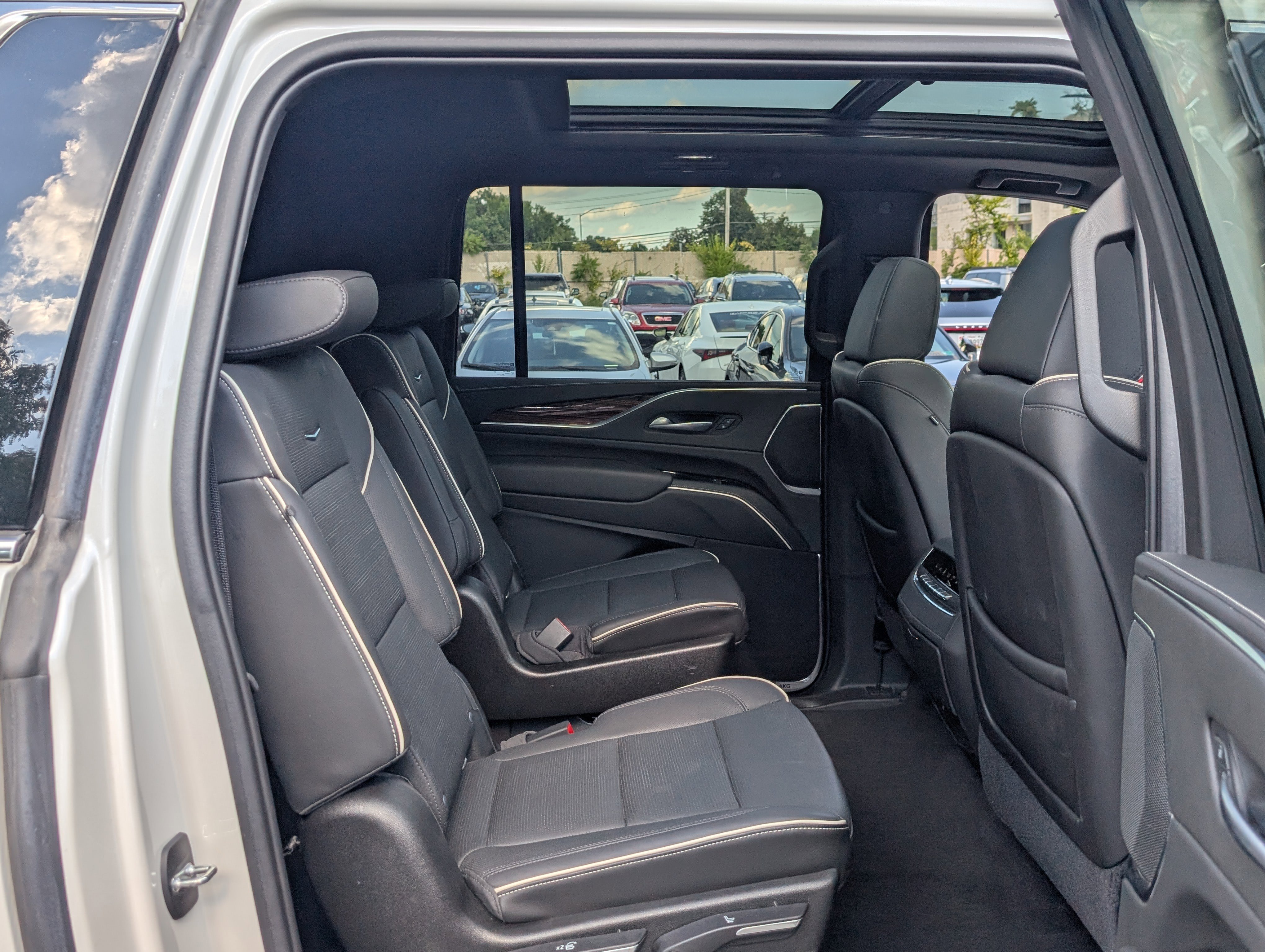 Used 2021 Cadillac Escalade ESV Premium Luxury w/ Performance Package image 11