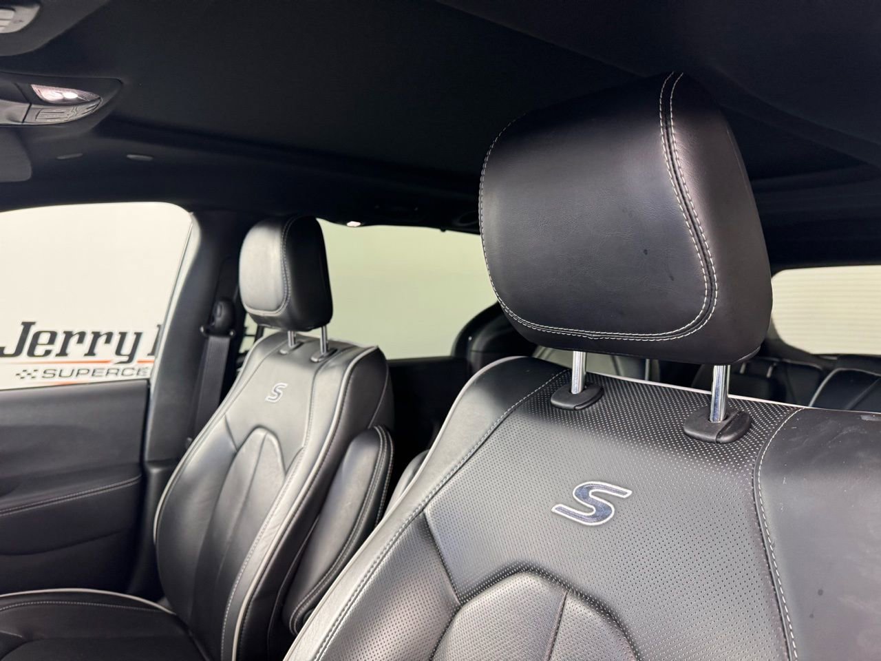 Used 2025 Chrysler Pacifica Limited image 3