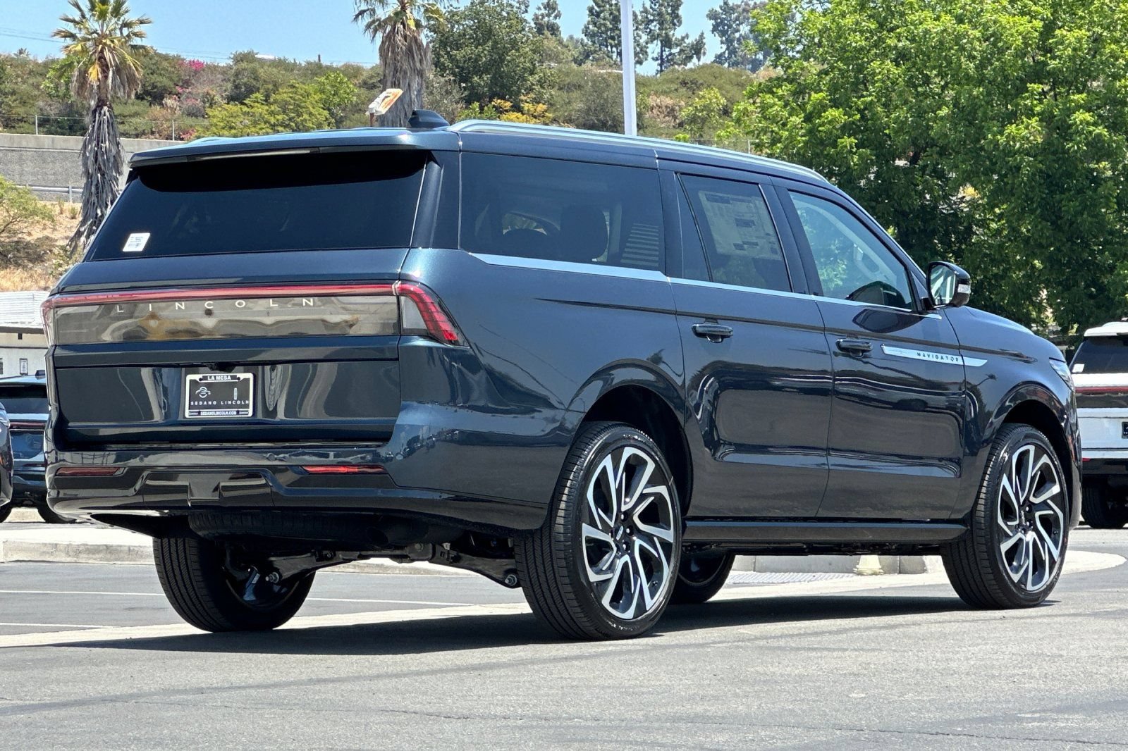 New 2026 Lincoln Navigator L Reserve AWD/4WD image 3