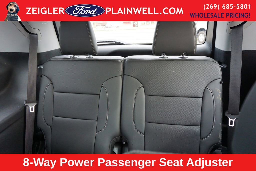 Used 2023 GMC Acadia SLT w/ Elevation Edition image 13