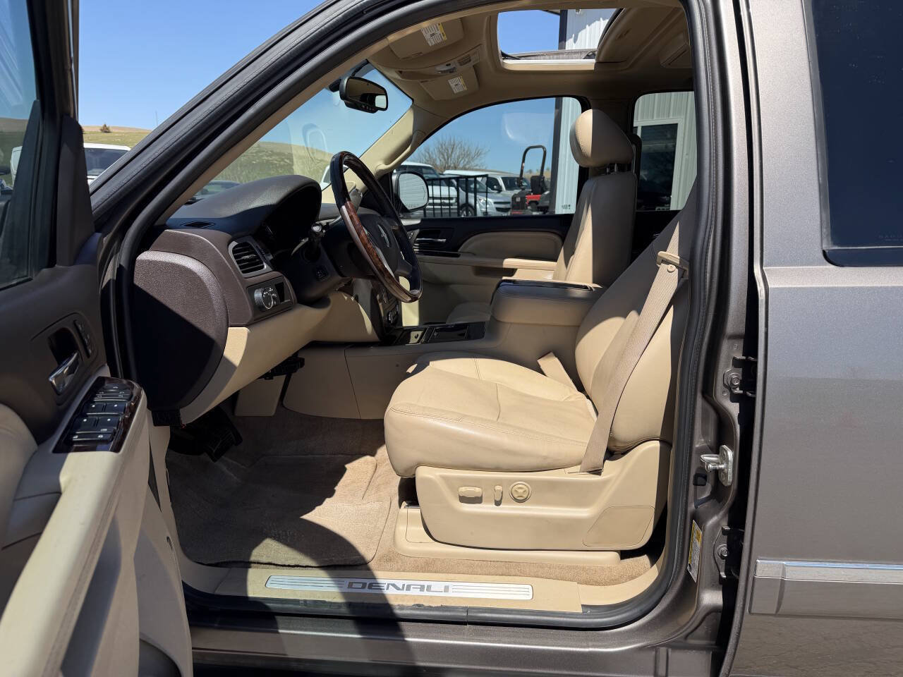 Used 2011 GMC Yukon Denali AWD/4WD image 10