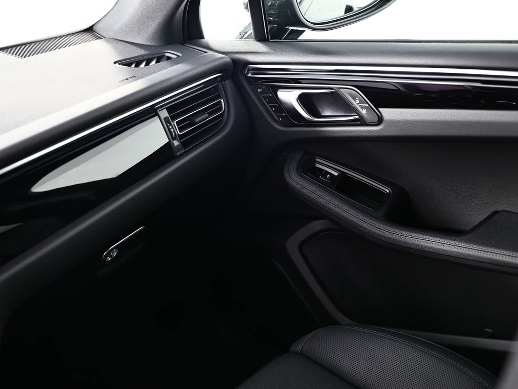 New 2026 Porsche Macan AWD/4WD image 30