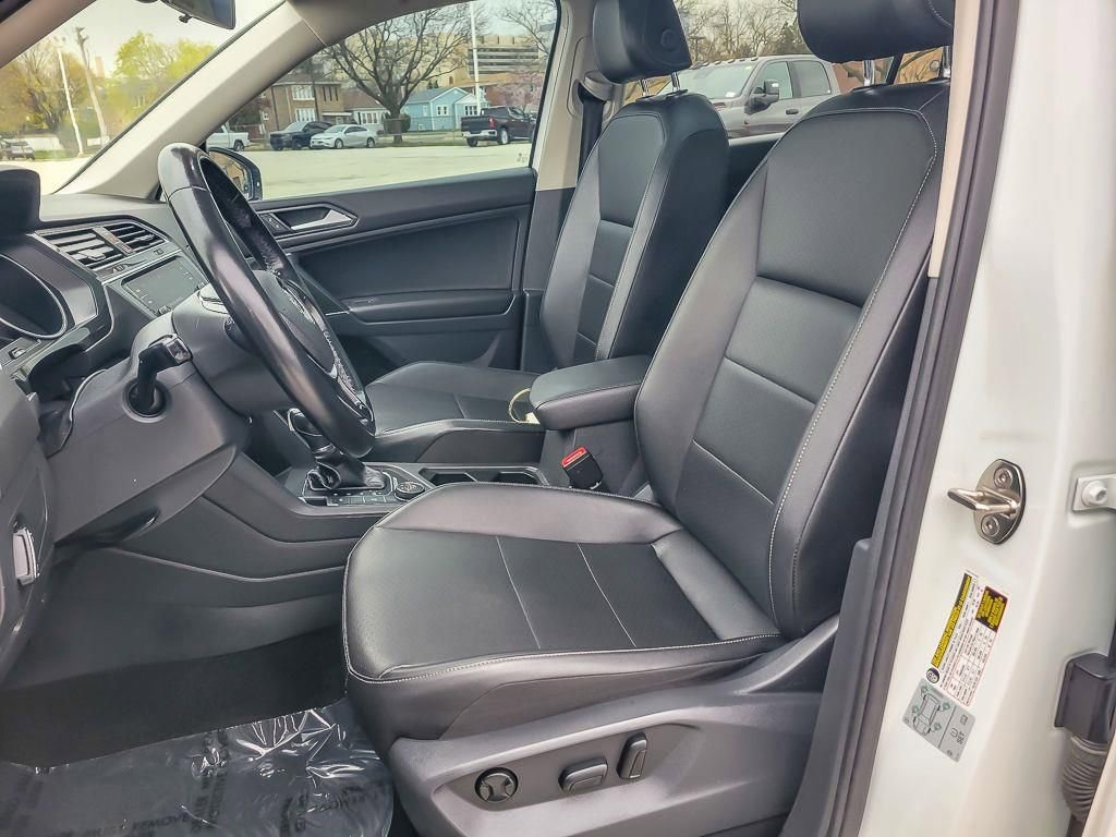 Used 2018 Volkswagen Tiguan SE w/ Panoramic Sunroof Package image 9