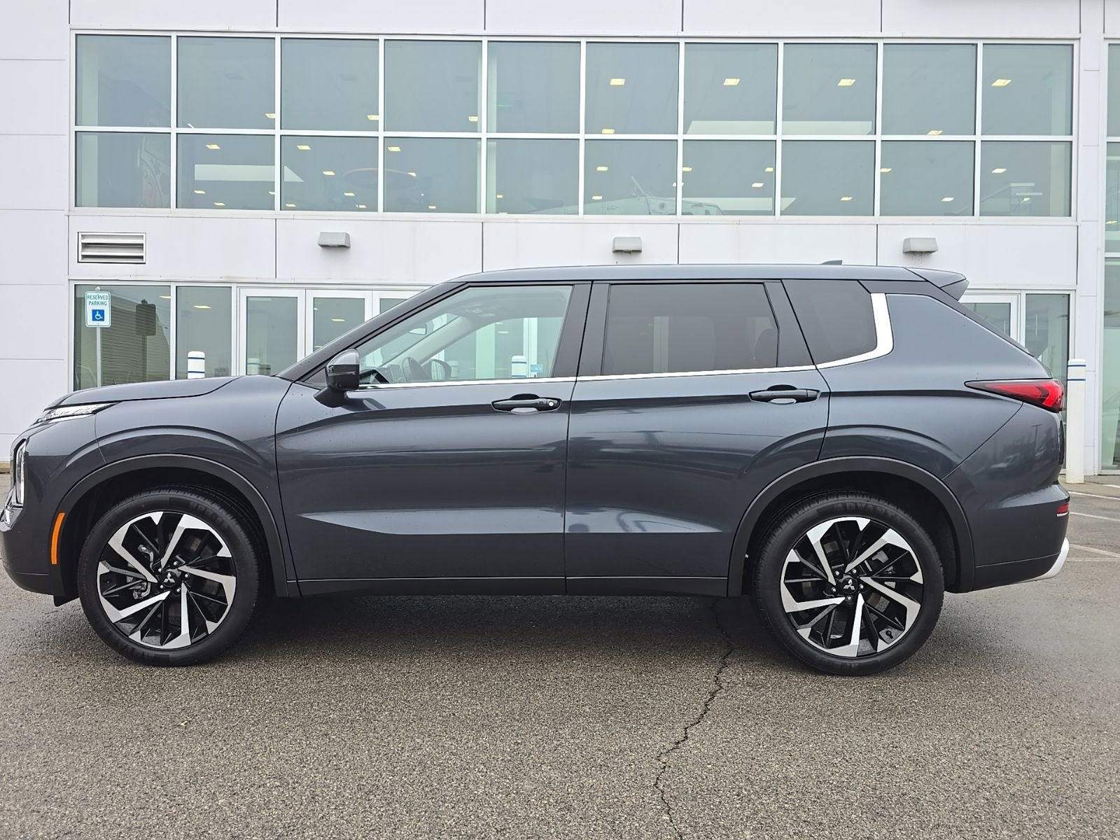 Used 2024 Mitsubishi Outlander SE image 7