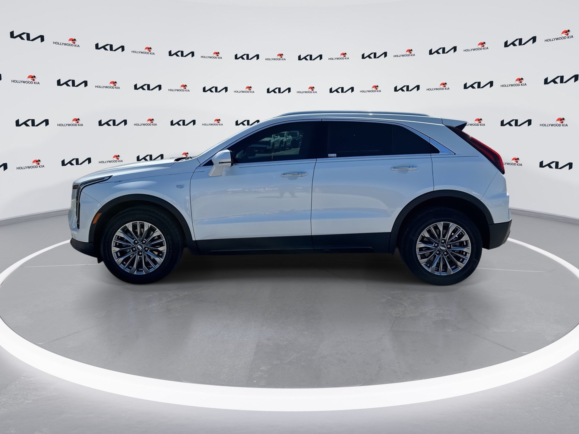 Used 2024 Cadillac XT4 Premium Luxury w/ Technology Package FWD image 5