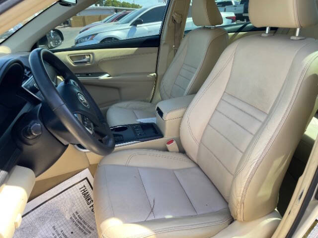 Used 2017 Toyota Camry XLE w/ Moonroof Package FWD image 12