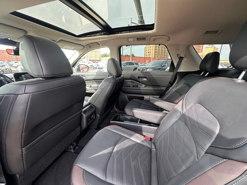 Certified 2025 Nissan Pathfinder Platinum FWD image 18