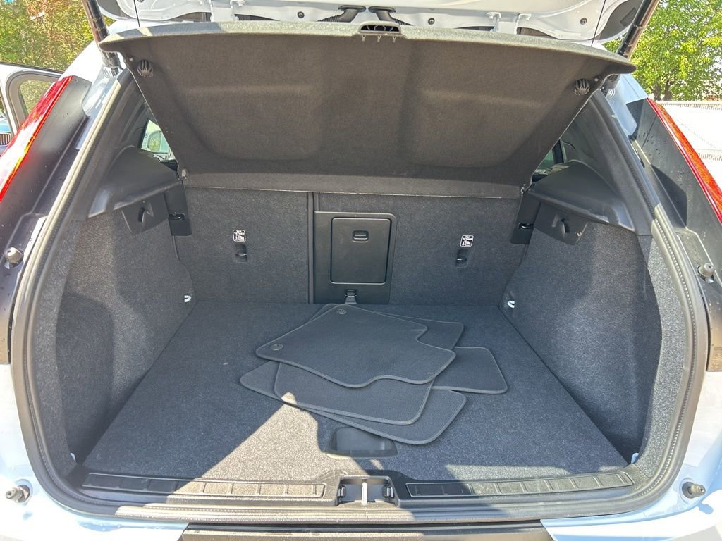 Used 2025 Volvo XC40 B5 Core image 22