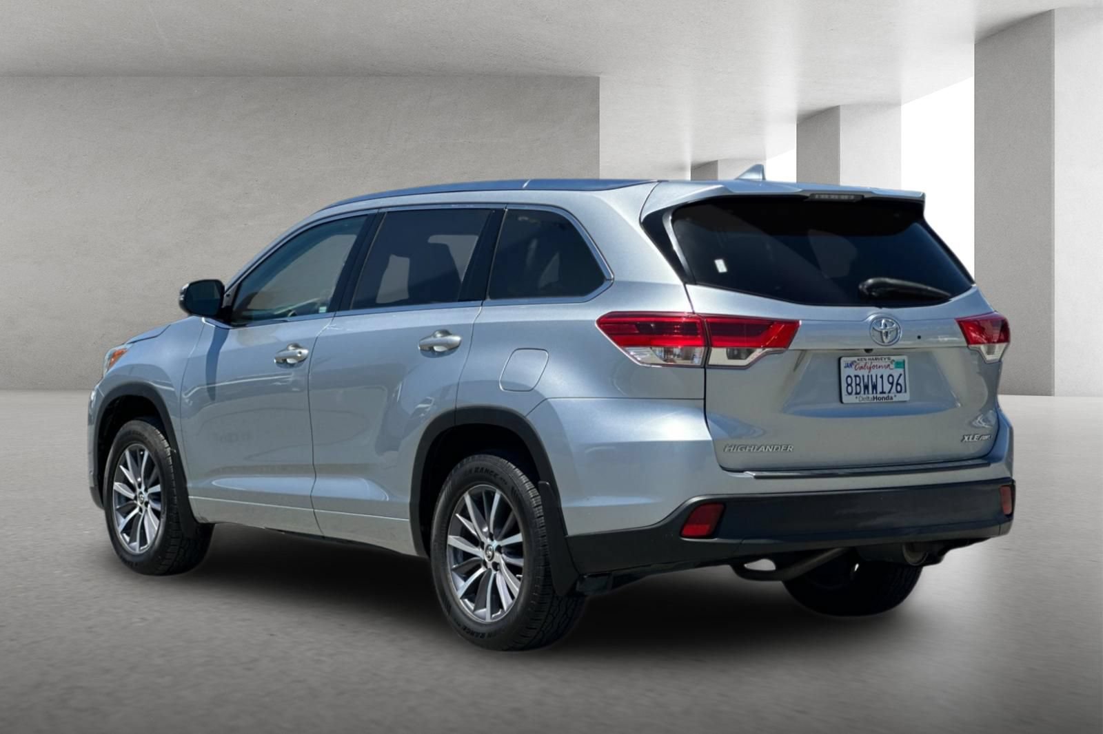 Used 2018 Toyota Highlander XLE AWD/4WD image 6
