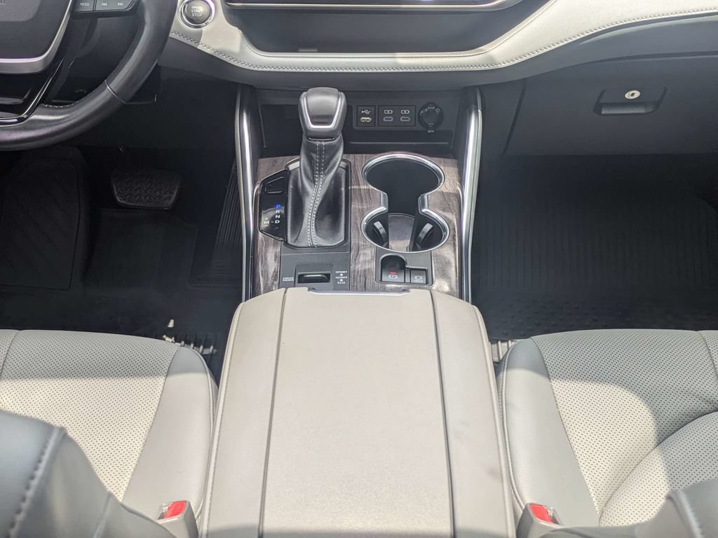 Used 2022 Toyota Highlander Limited FWD image 19