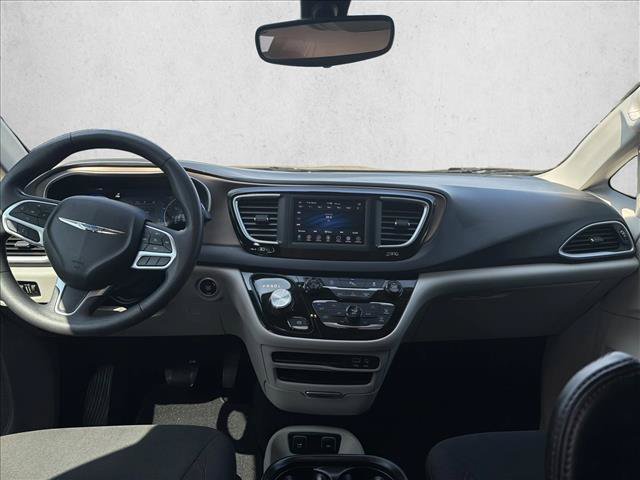 Used 2018 Chrysler Pacifica Touring Plus w/ Tire & Wheel Group FWD image 17