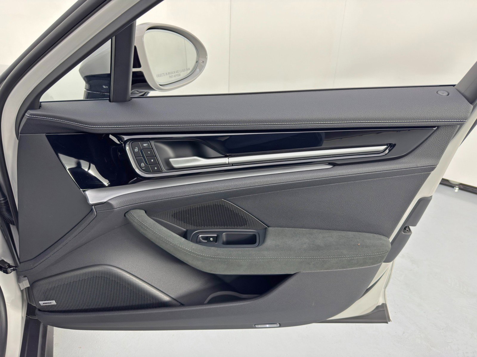 Used 2025 Porsche Panamera 4 w/ Premium Package image 51