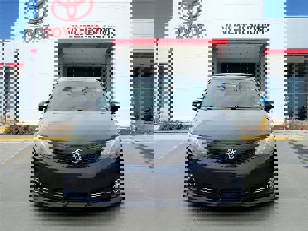 Used 2014 Toyota Camry SE image 2