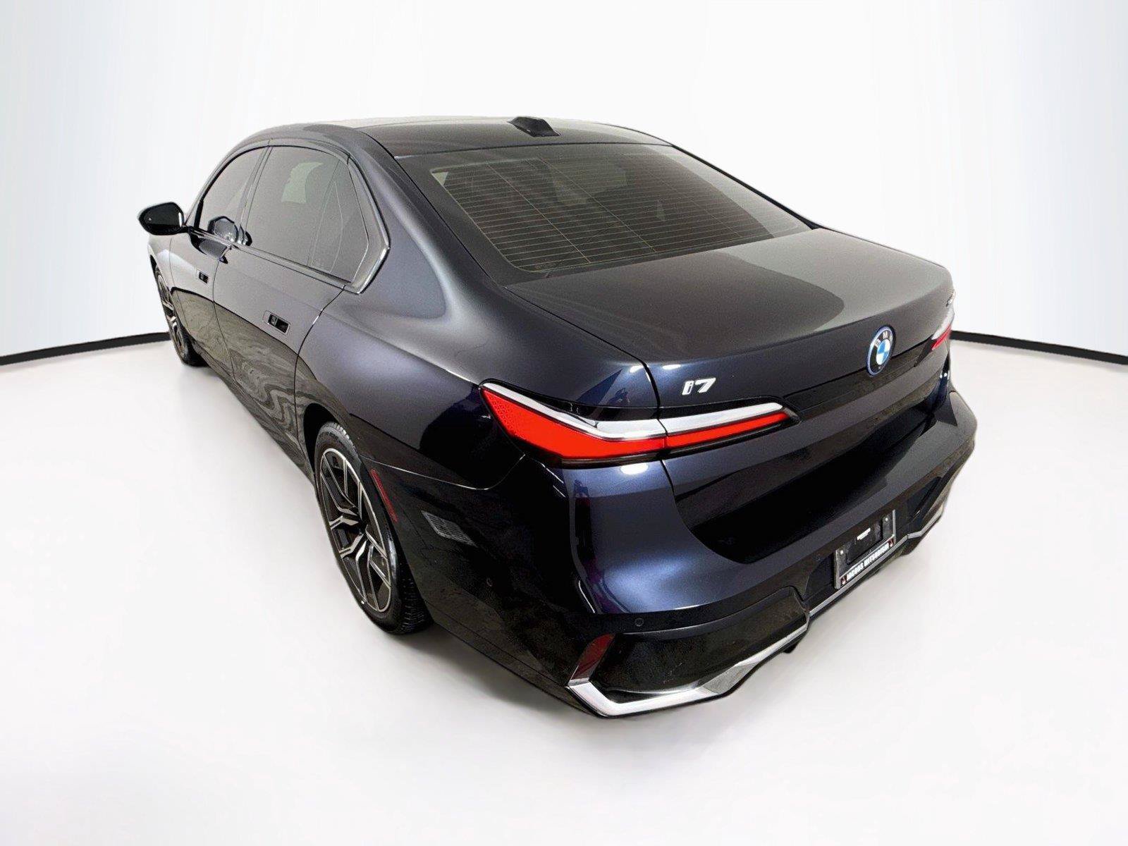 Used 2023 BMW i7 xDrive60 w/ Executive Package 2 AWD/4WD image 2