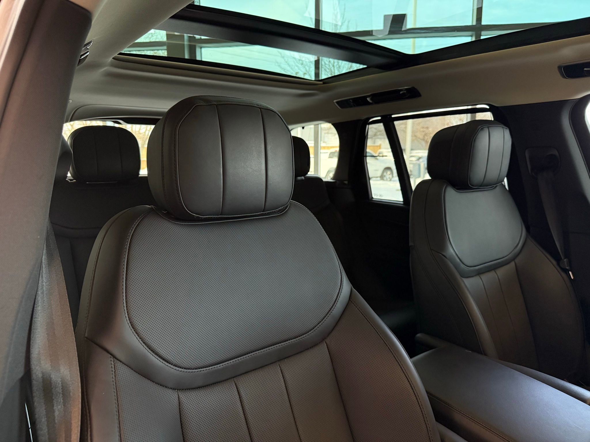 Used 2025 Land Rover Range Rover SE image 23