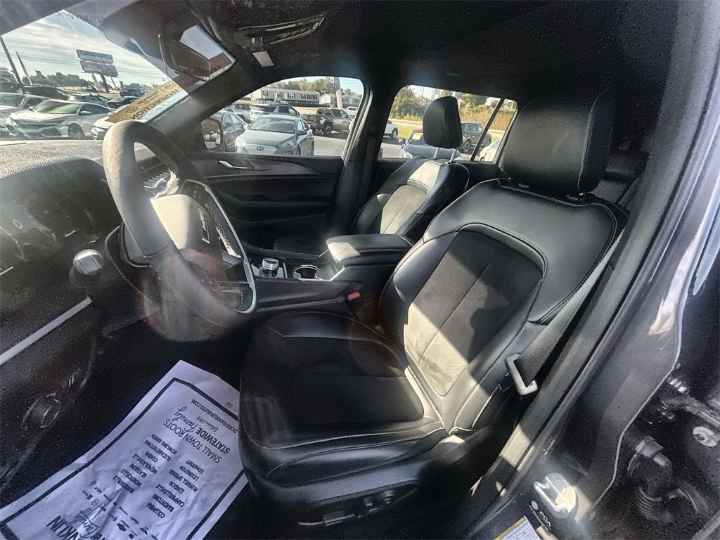 Used 2025 Jeep Grand Cherokee L Laredo image 12