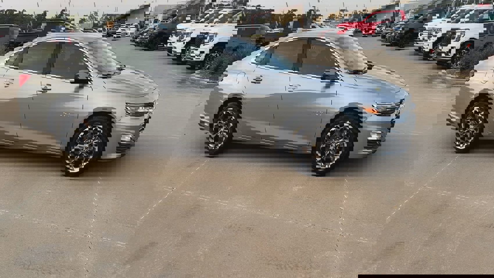 Used 2024 Chevrolet Malibu LT image 2