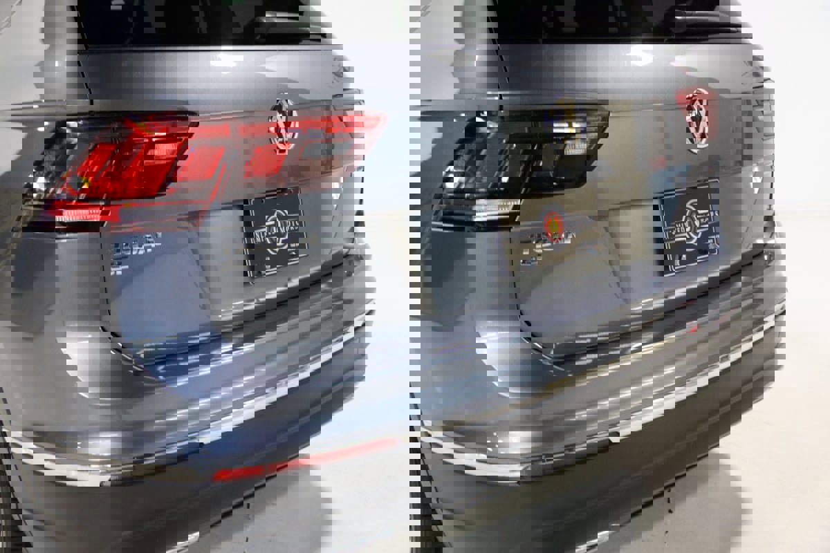 Used 2021 Volkswagen Tiguan SE w/ Panoramic Sunroof Package image 65