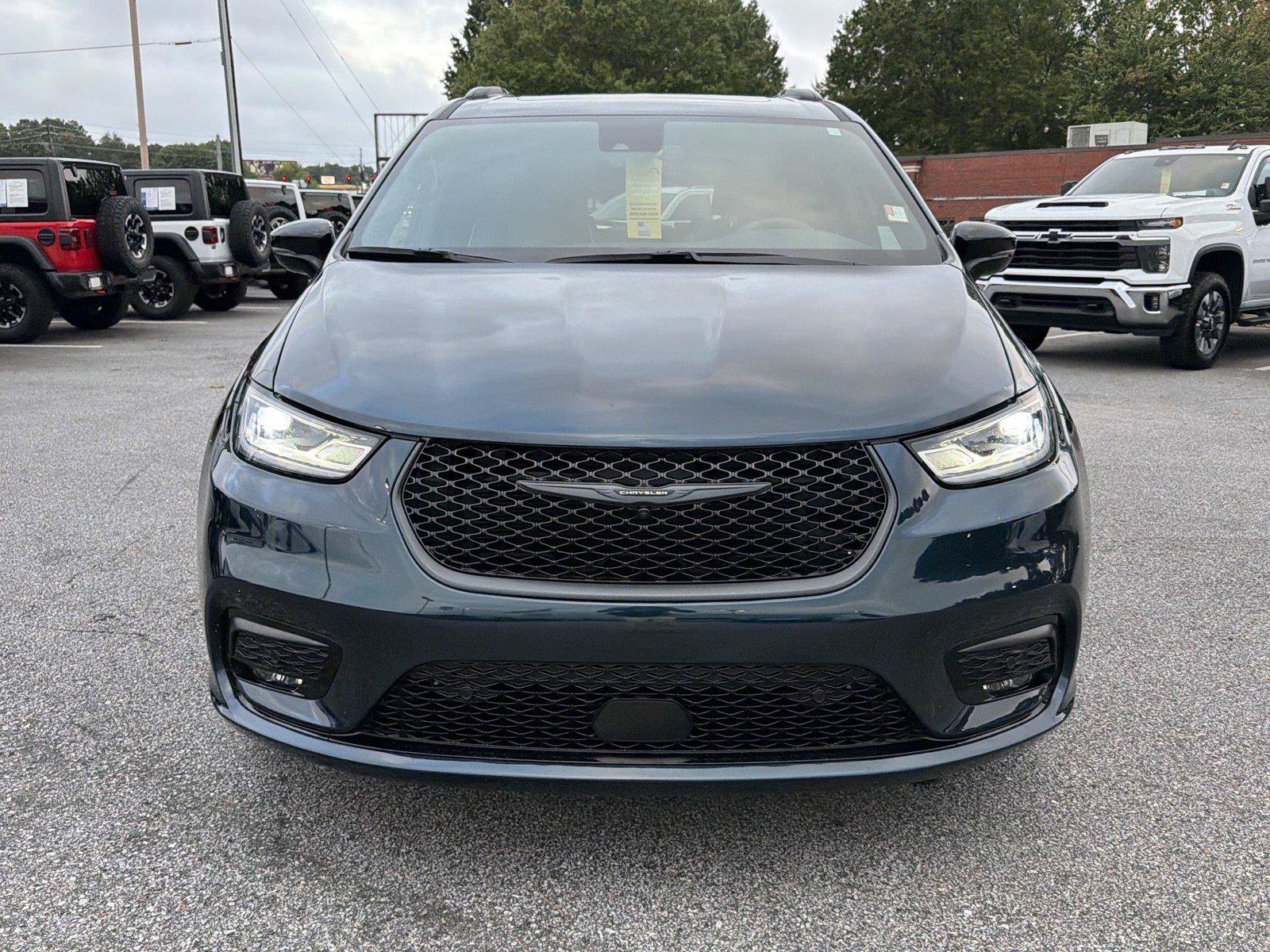 Used 2025 Chrysler Pacifica Limited AWD/4WD image 3