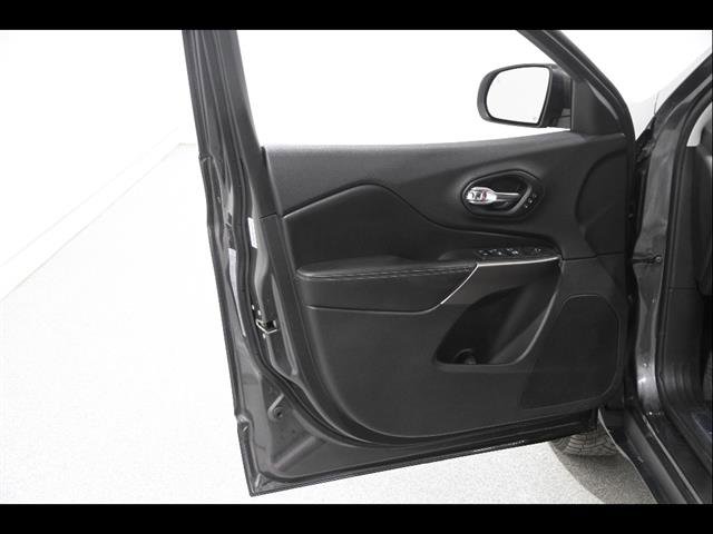 Used 2020 Jeep Cherokee Limited AWD/4WD image 4
