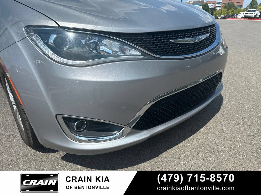 Used 2017 Chrysler Pacifica Touring-L FWD image 8