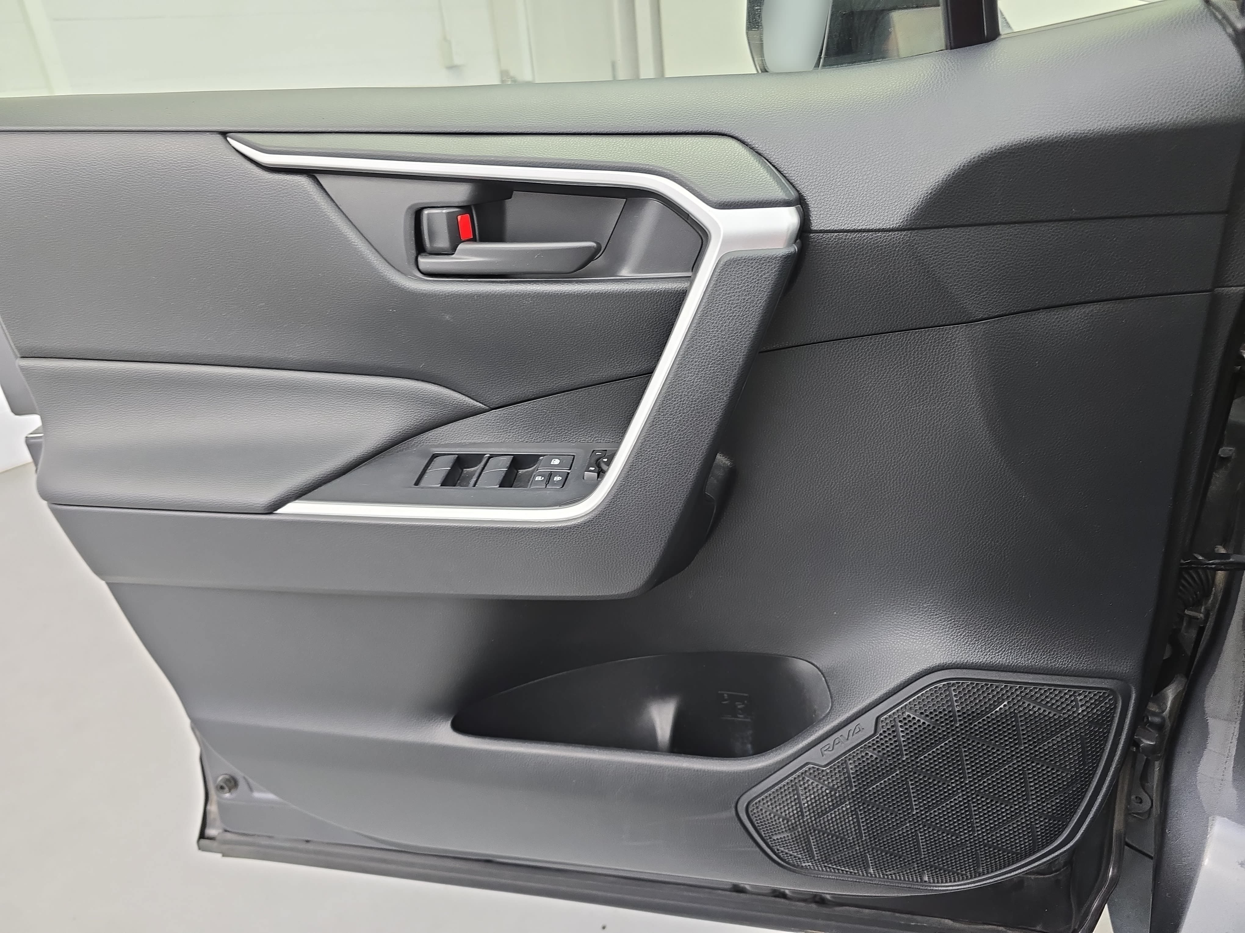 Used 2019 Toyota RAV4 LE FWD image 25