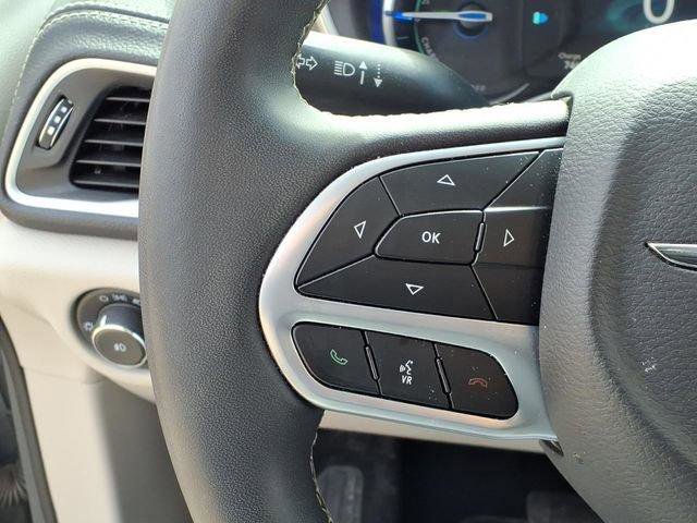 Used 2023 Chrysler Pacifica Touring-L image 11