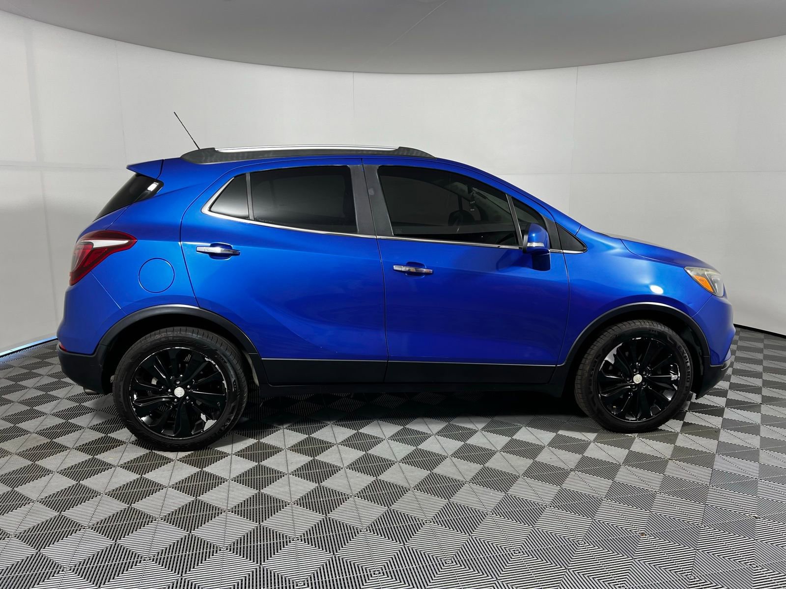 Used 2018 Buick Encore Essence FWD image 4