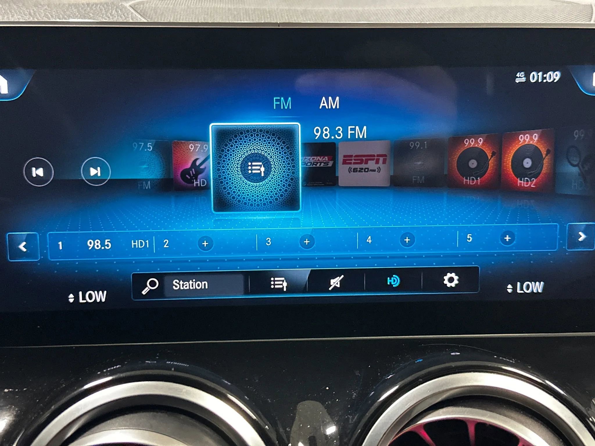 Used 2021 Mercedes-Benz GLB 250 GLB 250 Sport Utility 4D image 35