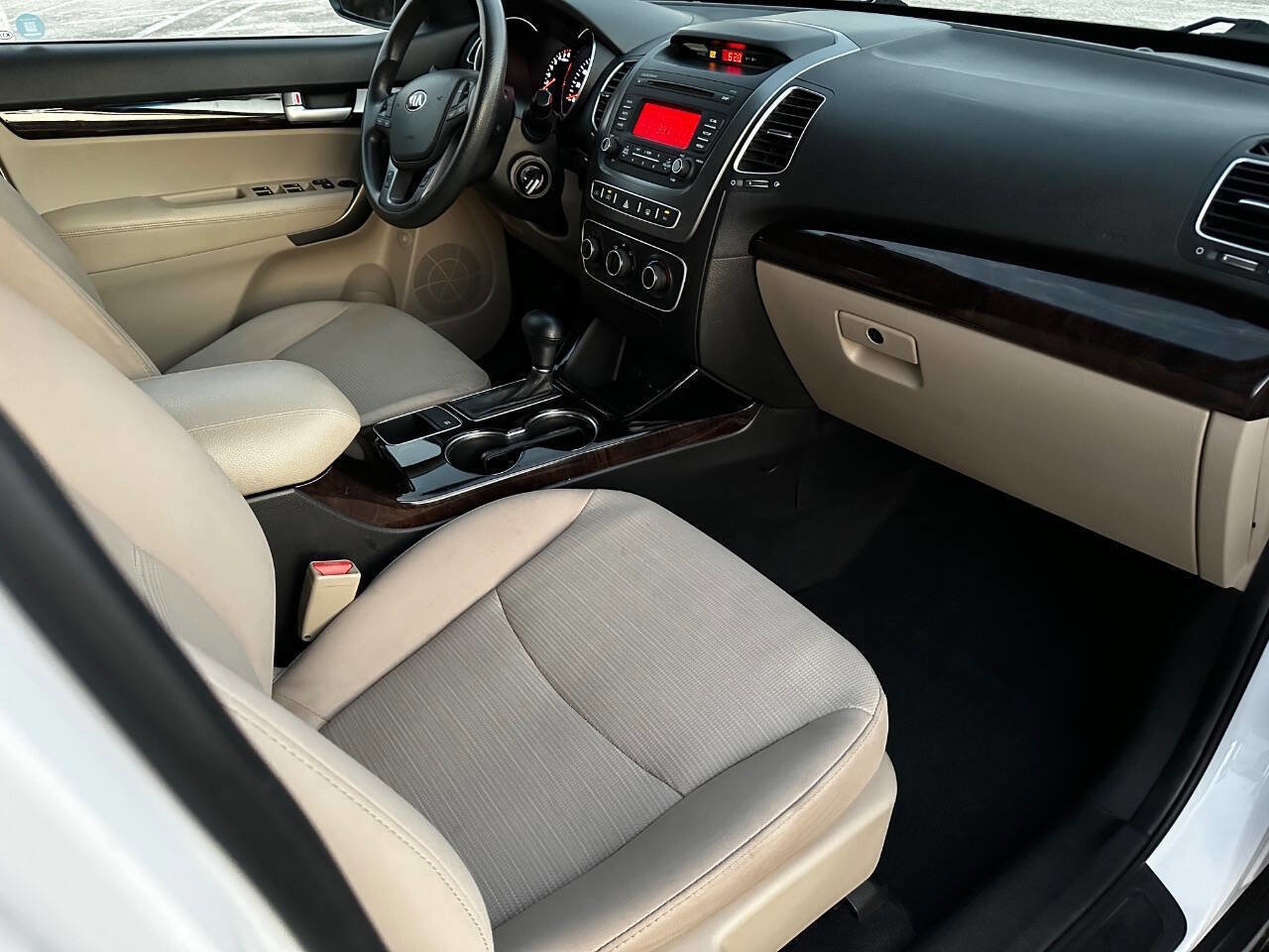 Used 2015 Kia Sorento LX image 14