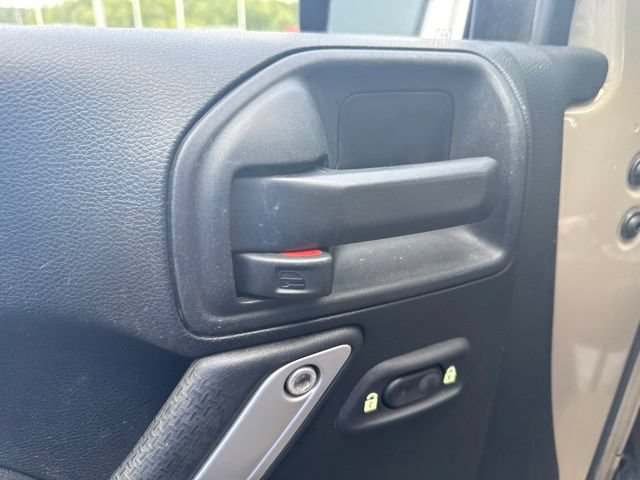 Used 2017 Jeep Wrangler Unlimited Sahara w/ Connectivity Group AWD/4WD image 9